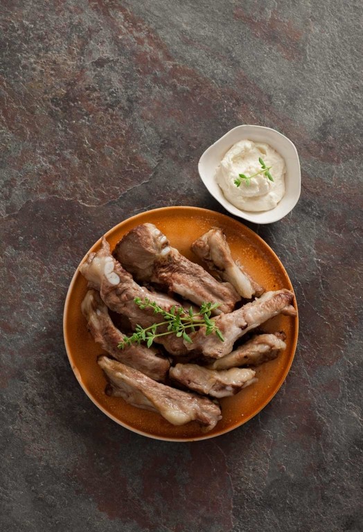 Travers de porc cuits à la vapeur et sa sauce au raifort